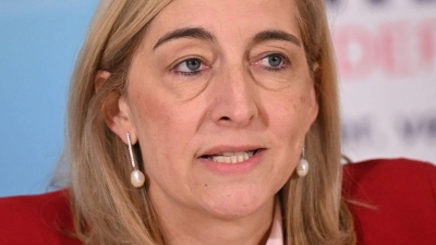 Ministerin Warken hebt das Sparziel für stabile Kassenbeiträge an.  (Foto: Julian Stratenschulte/dpa)