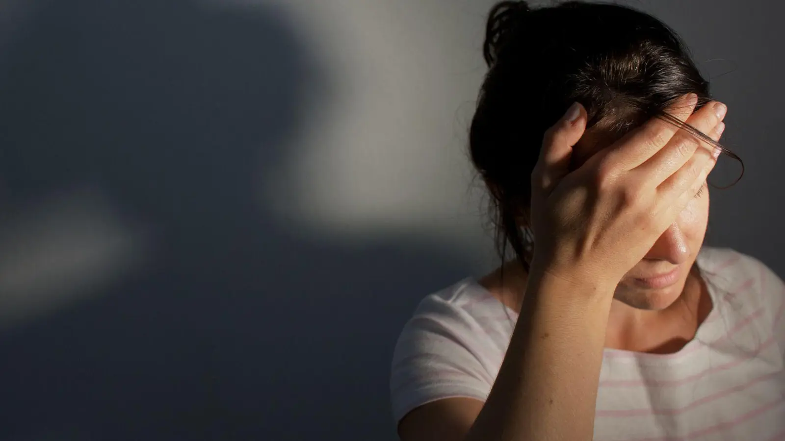 Kopfschmerzen, Lichtempfindlichkeit oder Bewusstseinsstörungen können unter anderem ein Anzeichen für eine Hirnhautentzündung sein. (Foto: Oliver Killig/dpa/dpa-tmn)