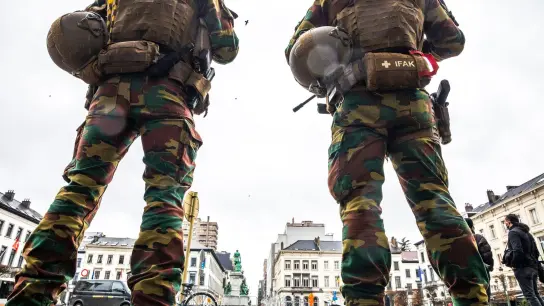 Soldaten während eines Anti-Terror-Einsatzes in Brüssel (Archivbild). (Foto: Hatim Kaghat/BELGA/dpa)
