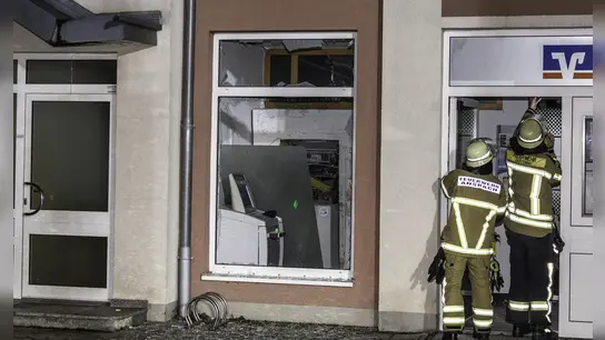 Auch mehrere Feuerwehrleute waren im Einsatz, nachdem die Bande in Lichtenau den Geldautomat der VR-Bank im Erdgeschoss eines Wohnhauses gesprengt hatte.<br> (Foto: NEWS5/Bauernfeind)