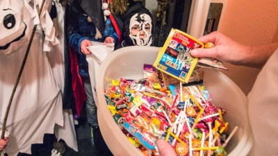 In Dinkelsbühl haben Kinder bei ihrem Halloween-Rundgang mit Metallteilen gespickte Süßigkeiten erhalten. (Symbolbild: Armin Weigel/dpa/dpa-tmn)