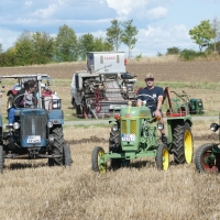 Traditionell fuhren die Landwirte vor dem Dretzen ihre Oldtimer durch den Ort. (Foto: Helmut Meixner)