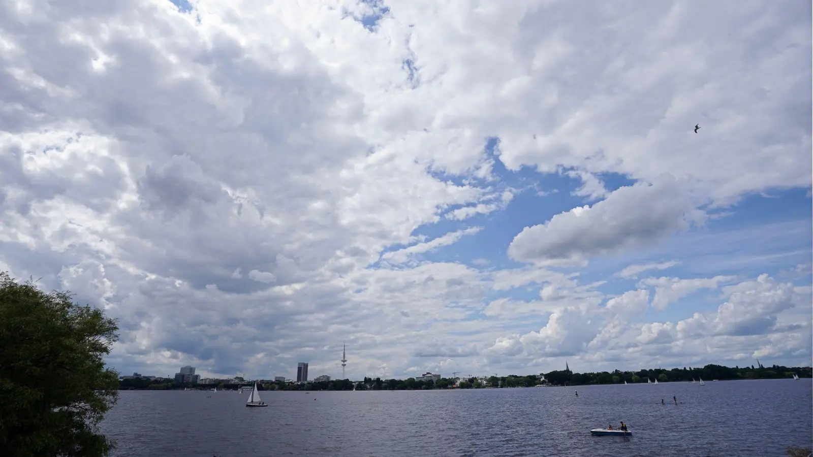 Dichte Wolken ziehen über die Segelboote und Tretboote auf der Außenalster hinweg. (Foto: Marcus Brandt/dpa)