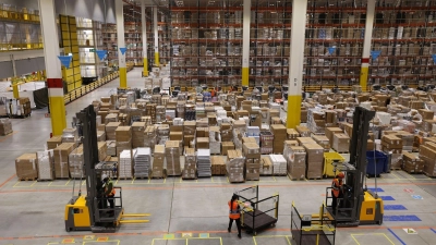Ein Amazon-Logistikzentrum in Dummerstorf, Mecklenburg-Vorpommern. Der US-Konzern kündigt eine Lohnerhöhung für seine Logistik-Mitarbeiter in Deutschland an. (Foto: Bernd Wüstneck/dpa)