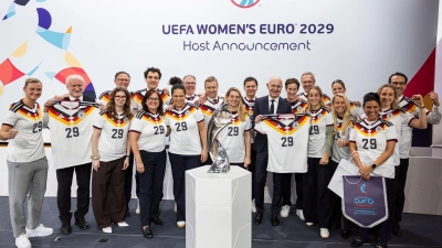 Die deutsche Delegation bejubelt den EM-Zuschlag. (Foto: Cyril Zingaro/KEYSTONE/dpa)