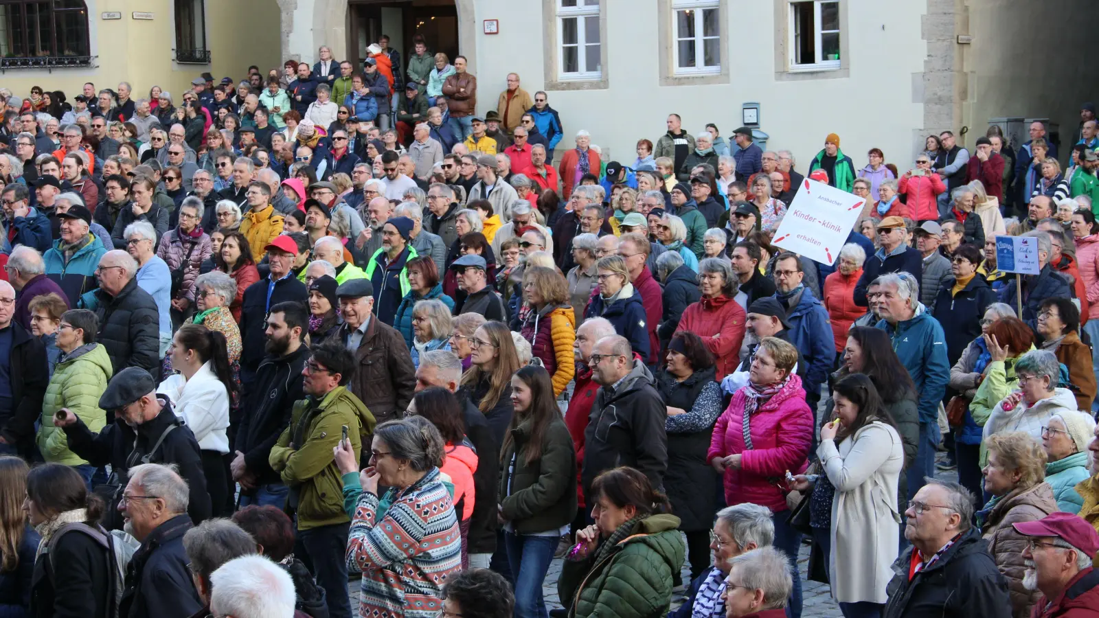 Der Marktplatz war voll. Geschätzt 1200 Menschen kamen, um sich für die Kardiologie und das Krankenhaus einzusetzen.  (Foto: Clarissa Kleinschrot)