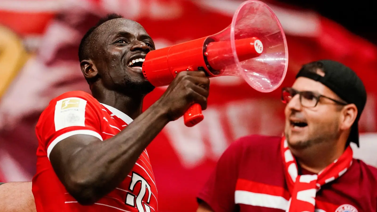Münchens Sadio Mane feiert mit den Fans den Sieg. (Foto: Uwe Anspach/dpa)