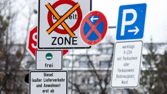 Ein Schild mit der Aufschrift „Umwelt Zone“ und „Diesel (außer Lieferverkehr und Anwohner) erst ab Euro 5/V frei“ steht an einer Zufahrt zur Landshuter Allee. (Foto: Sven Hoppe/dpa)