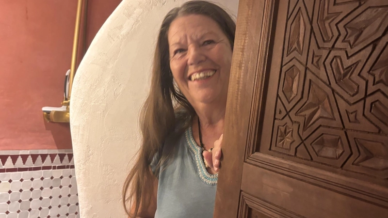 Uschi Schuth ist Heilpraktikerin, Musikerin und Bauarbeiterin, wie sie selbst über sich sagt. In der Casa Orientale hat sie alles selbst gemacht.  (Foto: Nicole Gunkel)