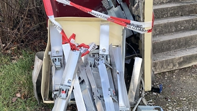 Nach einer Sprengung bleibt nur noch der zerstörte Automat, hier in Obernzenn, übrig. Geld und Zigaretten packen die Täterinnen oder Täter ein.  (Archivbild: Helmut Meixner)