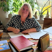 Petra Neubauer hat eine Ausbildung zur ehrenamtlichen Leiterin von katholischen Trauerfeiern absolviert. (Foto: Kathrin Zeilmann/dpa)