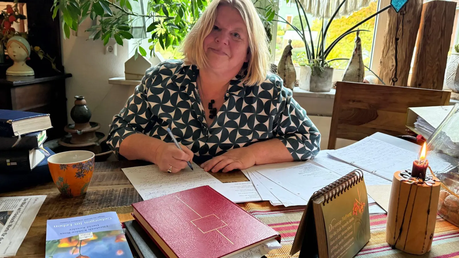 Petra Neubauer hat eine Ausbildung zur ehrenamtlichen Leiterin von katholischen Trauerfeiern absolviert. (Foto: Kathrin Zeilmann/dpa)