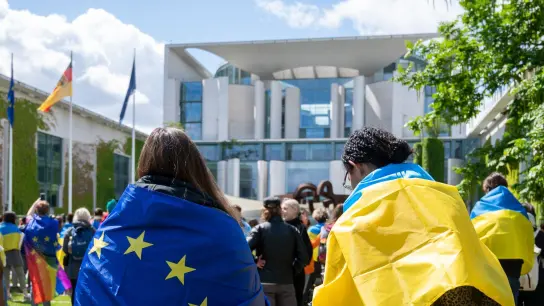 Nach Ansicht von Kanzler Scholz soll die Ukraine den EU-Kandidatenstatus erhalten. (Foto: Christophe Gateau/dpa/Symbolbild)