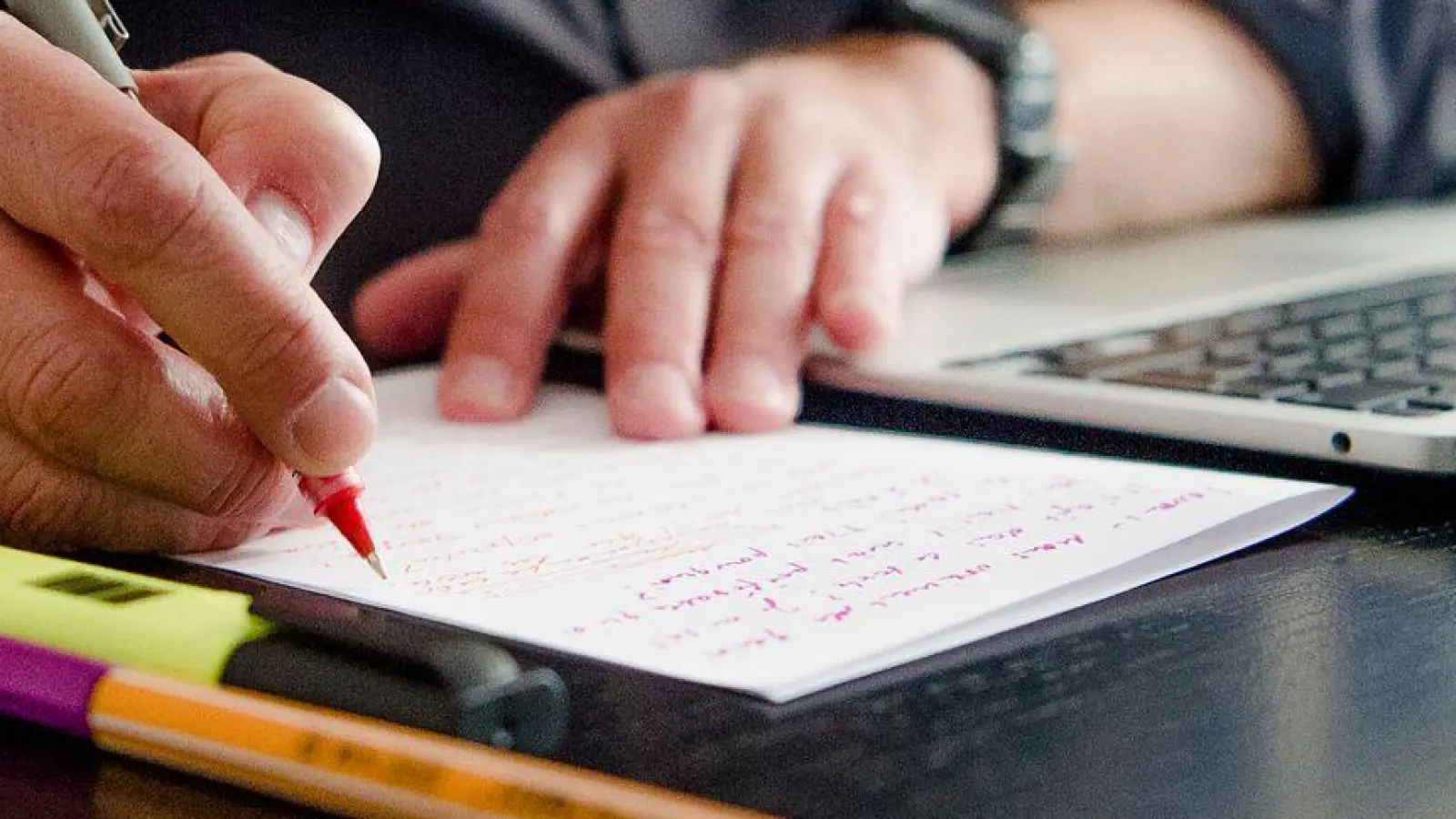 Noch darf laut die werktägliche Arbeitszeit in der Regel acht Stunden nicht überschreiten - das soll sich ändern. (Symbolbild) (Foto: Finn Winkler/dpa/dpa-tmn)