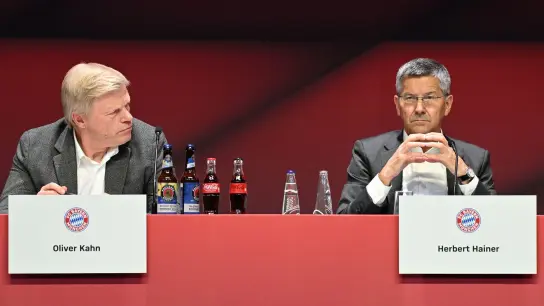 Oliver Kahn (l) und Herbert Hainer nehmen an der diesjährigen Jahreshauptversammlung des FC Bayern München teil. (Foto: Angelika Warmuth/dpa/Archivbild)
