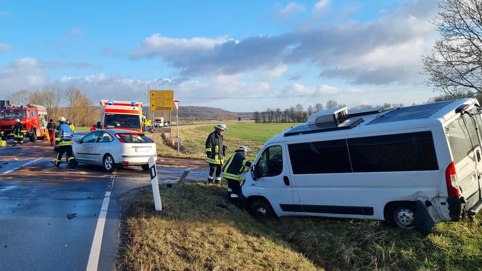 Zu einem heftigen Zusammenstoß zwischen einem Kleintransporter und einem Pkw kam es am Dienstag kurz vor 9 Uhr bei Sugenheim. (Foto: Rainer Weiskirchen)