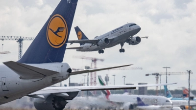 Wegen der aktuellen Abfertigungsprobleme streicht die Lufthansa weitere Flüge. (Foto: Boris Roessler/dpa)