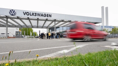 Blick auf das Tor von Volkswagen Sachsen am Standort Zwickau. Der VW-Konzern will sein künftiges Modell Trinity dort produzieren. (Foto: Hendrik Schmidt/dpa)