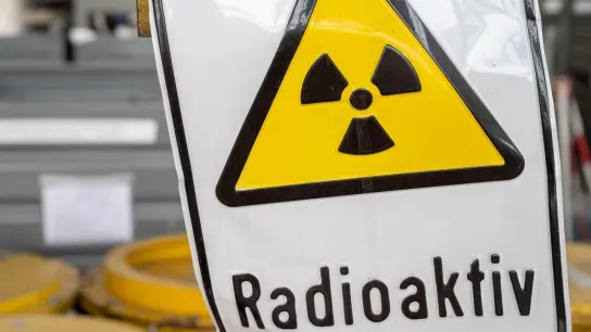 Ein Warnschild mit der Aufschrift &quot;Radioaktiv&quot; steht in Block 3 des Kernkraftwerks „Bruno Leuschner“ in Lubmin. (Foto: Stefan Sauer/dpa)