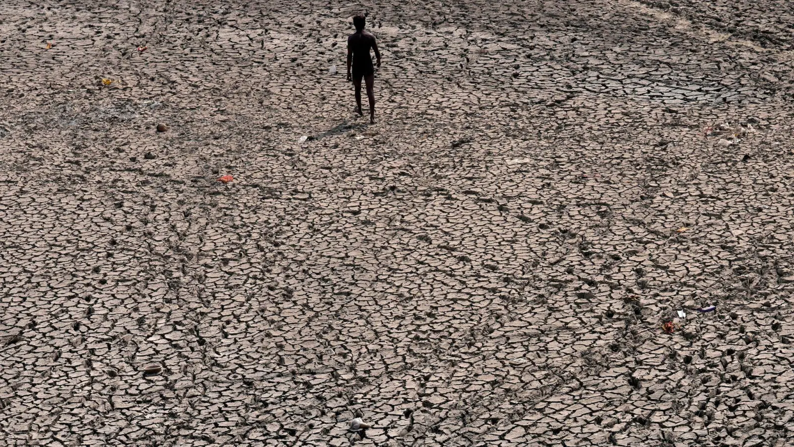 Ausgetrocknetes Flussbett in Indien. Die globale Erwärmung nimt laut einem Bericht der Weltwetterorganisation weiter zu. (Foto: Manish Swarup/AP/dpa)