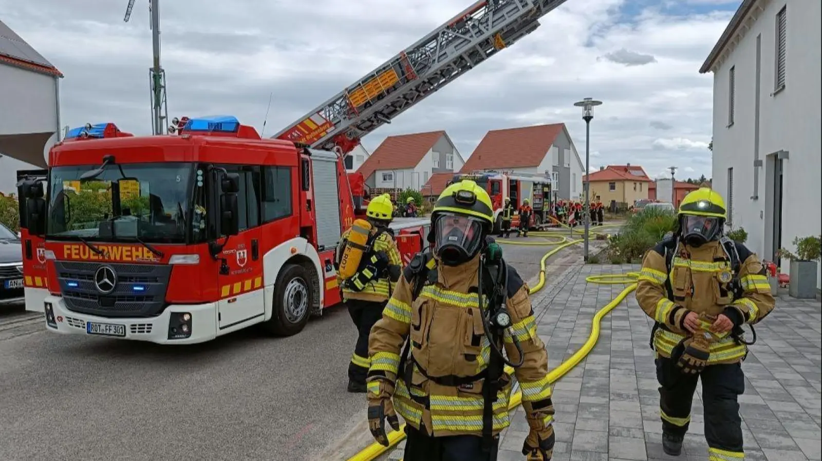 Oft sind Axel Schober (Mitte) und Gökhan Burgaz (rechts) gemeinsam im Einsatz. (Foto: Feuerwehr Rothenburg)