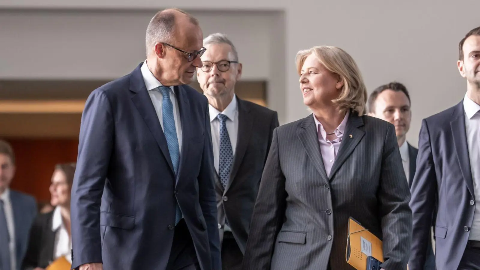 Bundeskanzler Friedrich Merz (CDU) und Sozialministerin Bärbel Bas (SPD) haben viel Lob für die Vorschläge der Rentenkommission. (Foto: Michael Kappeler/dpa)