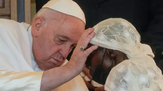 Papst Franziskus hat sich mit Opfern der Gewalt getroffen. (Foto: Gregorio Borgia/AP/dpa)