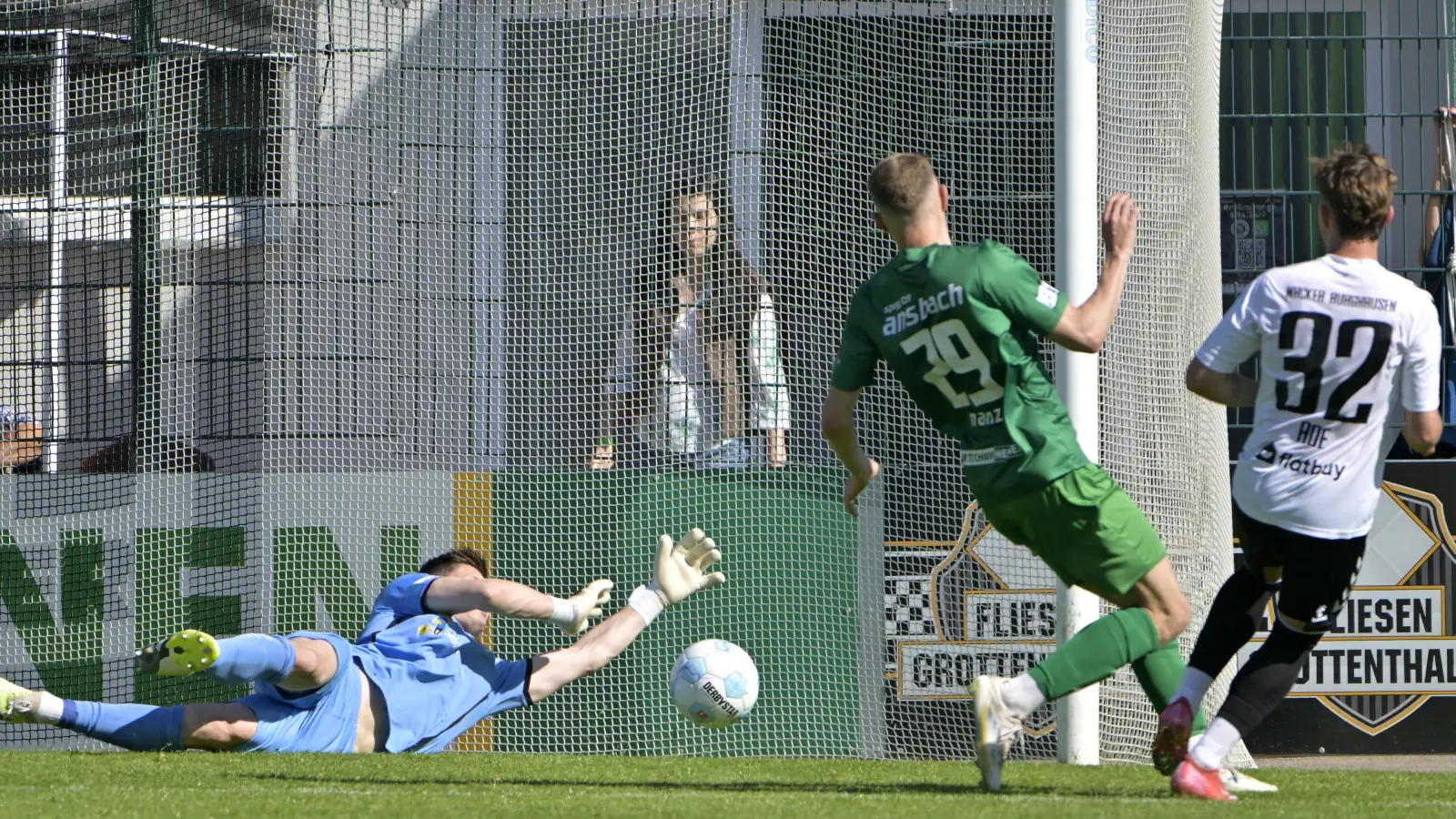 Torhüter Sebastian Heid hielt die SpVgg Ansbach mit seinen Paraden lange im Spiel, hier klärte er in der ersten Hälfte gegen Burghausens Denis Ade (Nummer 32). (Foto: Martin Rügner)