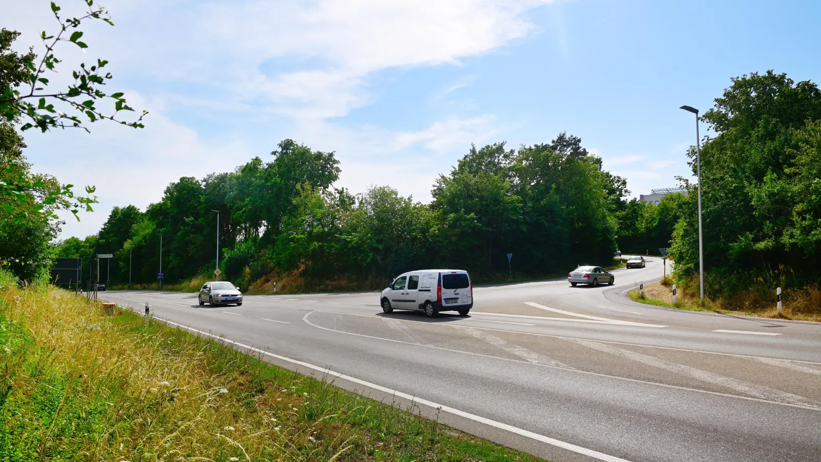 Die Krankenhaus-Kreuzung: Links wird die Straße angebunden, die das neue Wohngebiet „Weinbergplateau II“ erschließen wird. (Foto: Jim Albright)