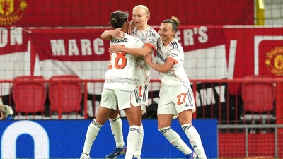 Pernille Harder (M) trifft für den FC Bayern gleich zweimal in Manchester. (Foto: Martin Rickett/PA Wire/dpa)