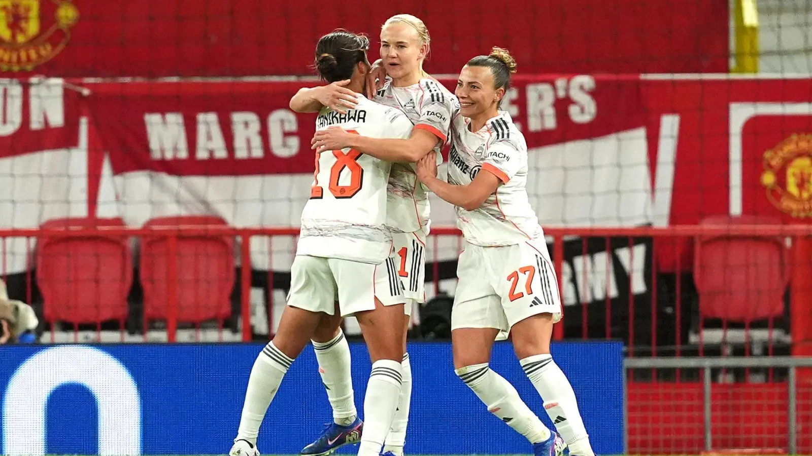 Pernille Harder (M) trifft für den FC Bayern gleich zweimal in Manchester. (Foto: Martin Rickett/PA Wire/dpa)