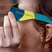 Sie haben noch eine Sonnenschutzbrille in der Schublade? Die sollte man nur wiederverwenden, wenn sie nicht beschädigt ist.  (Foto: Axel Heimken/dpa/dpa-tmn)