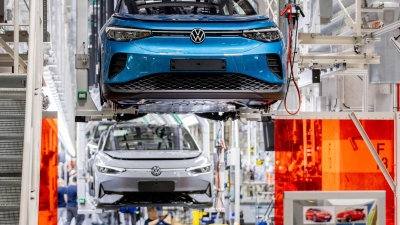 Neue Sparpläne bei VW verunsichern die Belegschaft. (Archivbild) (Foto: Hauke-Christian Dittrich/dpa)