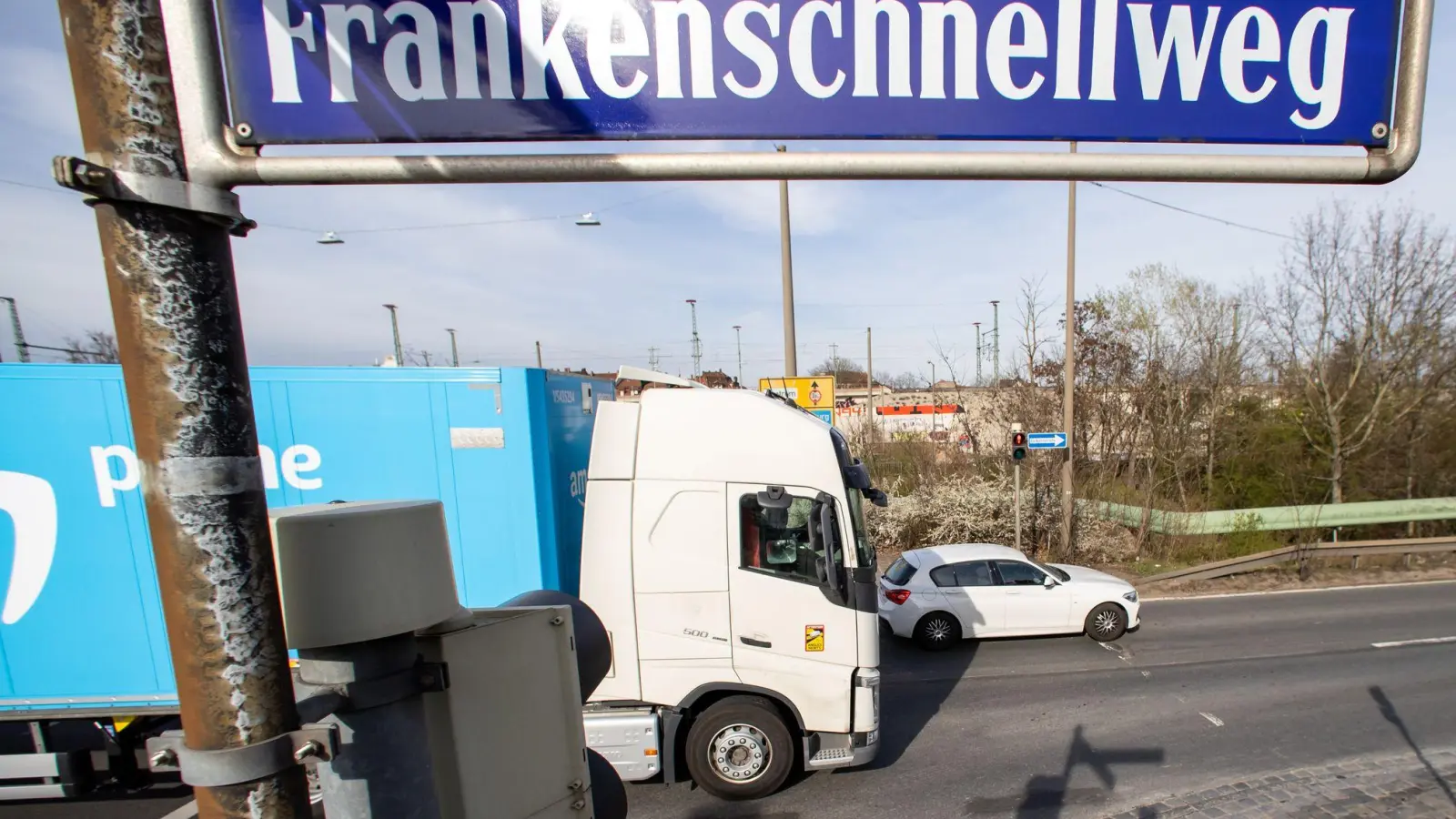 Beeinträchtigungen im Zug- und Autoverkehr: Menschen in Nürnberg brauchen Geduld. (Symbolbild) (Foto: Daniel Karmann/dpa)
