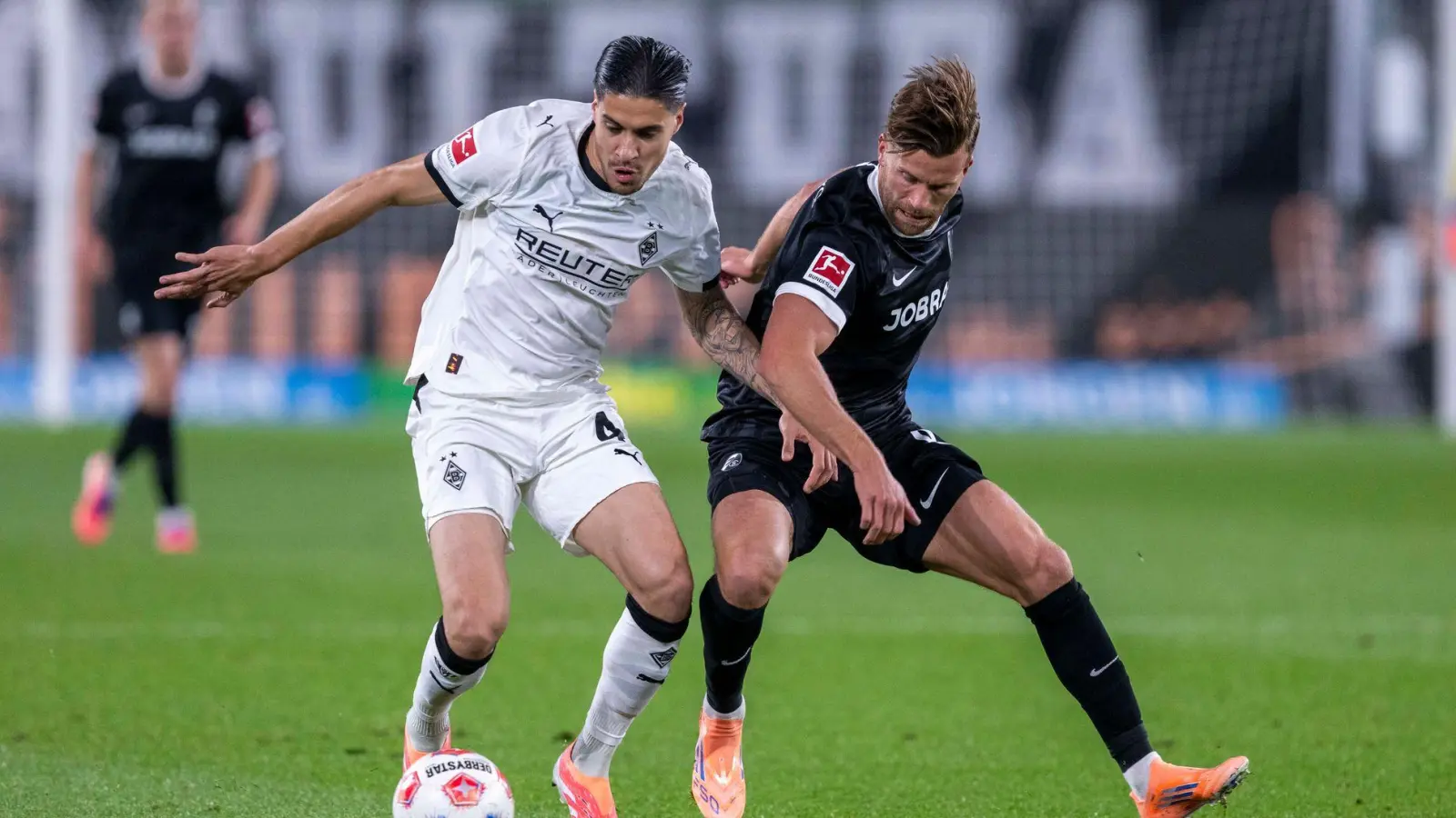 Gladbach und Freiburg lieferten sich packende Zweikämpfe. (Foto: David Inderlied/dpa)