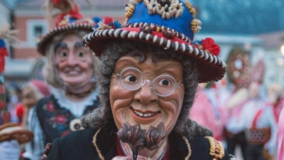 Umzug der Maskierten: So kostümieren dürfen sich beim Imster Schemenlaufen nur die Männer. (Foto: Rudi Wyhlidal/Imst Tourismus/dpa-tmn)