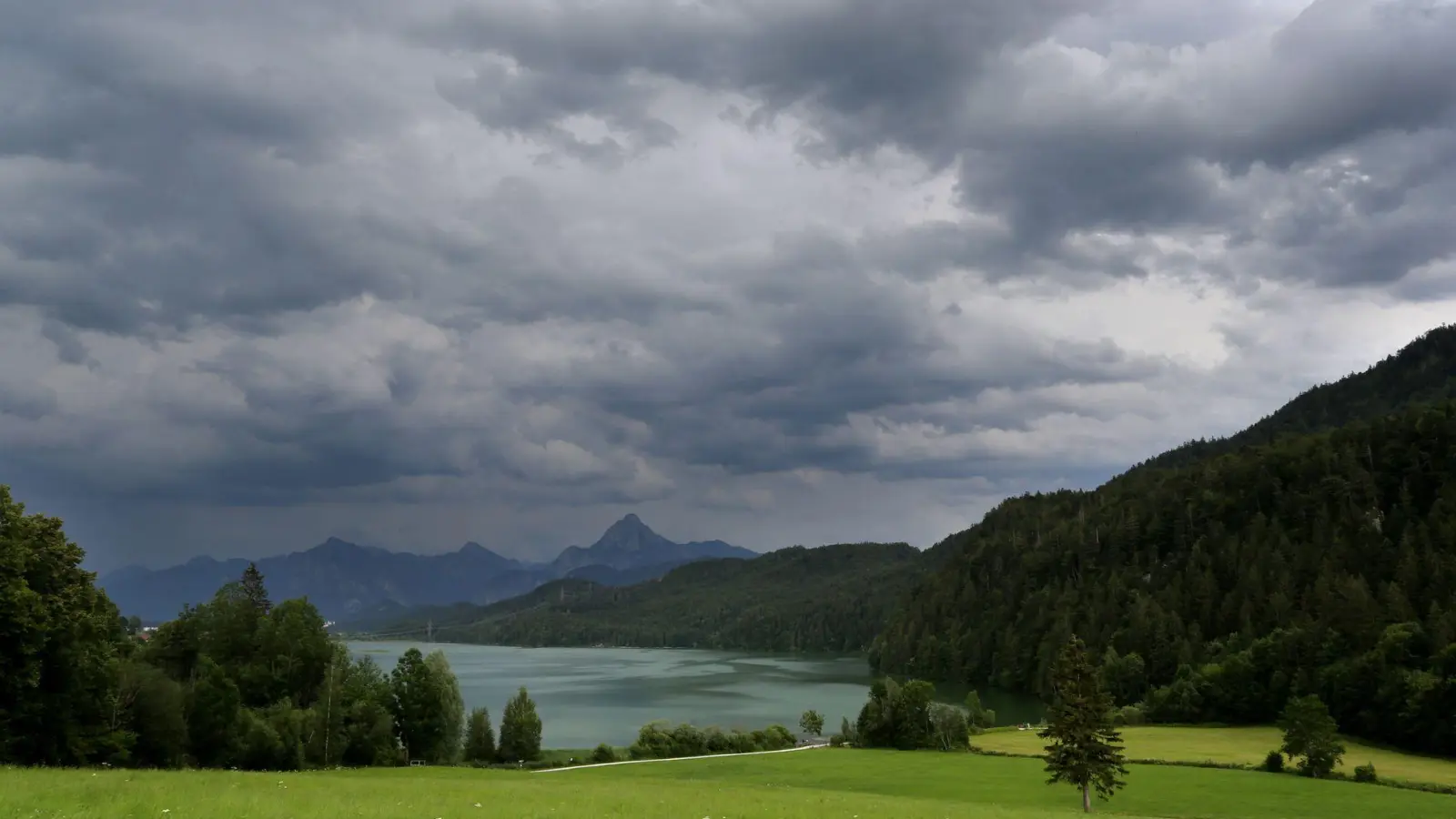 Am Weißensee ist ein Wanderer im steilen Felsgelände verunglückt. (Symbolbild) (Foto: Karl-Josef Hildenbrand/dpa)