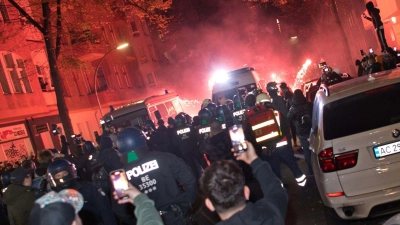 Bei der verbotenen Demonstration in Neukölln wird Pyrotechnik abgebrannt. (Foto: Paul Zinken/dpa)