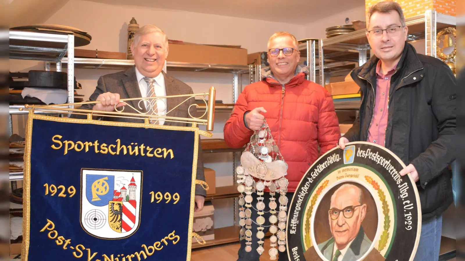 Der Präsident des Mittelfränkischen Schützenbundes Gerold Ziegler, sein Vize Bernhard Schurz und Bürgermeister Wolfgang Lampe (von links) stöbern gemeinsam im Uffenheimer Depot für das spätere Mittelfränkische Schützenmuseum. Der Raum füllt sich mehr und mehr mit Exponaten. (Foto: Johannes Zimmermann)