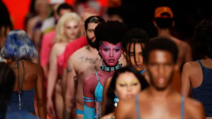 Auf der Sao Paulo Fashion Week präsentierte nun die Modemarke Bold Strap ihre bunten Kreationen. (Foto: Marcelo Chello/AP/dpa)