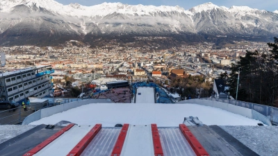 Das Flutlicht in Innsbruck soll zeitnah kommen. (Archivbild) (Foto: Daniel Karmann/dpa)