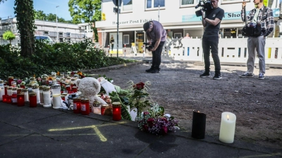 Zahlreiche Kerzen und Blumen an der Unfallstelle - die Autofahrerin soll ein Gerät zur Herzüberwachung getragen haben. (Foto: Oliver Berg/dpa)