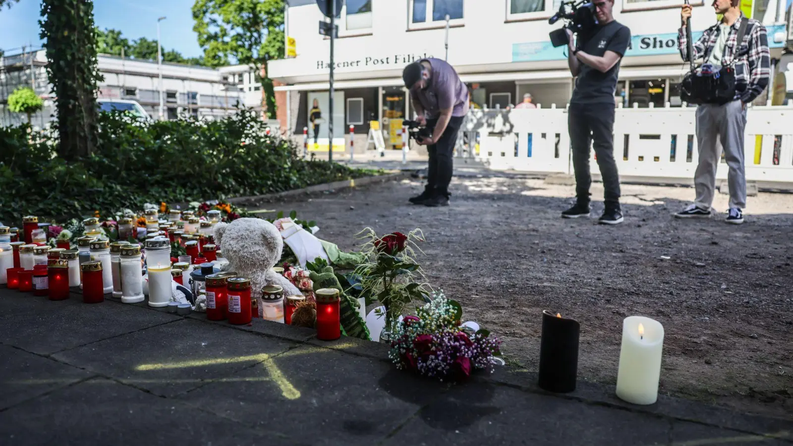 Zahlreiche Kerzen und Blumen an der Unfallstelle - die Autofahrerin soll ein Gerät zur Herzüberwachung getragen haben. (Foto: Oliver Berg/dpa)
