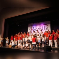 Die Junioren der „Choralle” (weiß) mit Unterstützung des großen Chors (rot). (Foto: Martina Hinkelmann)