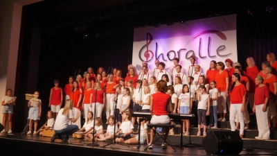 Die Junioren der „Choralle” (weiß) mit Unterstützung des großen Chors (rot). (Foto: Martina Hinkelmann)