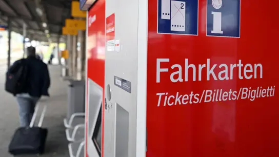 Die Deutsche Bahn und viele Verbünde wollen das 9-Euro-Ticket ab dem 23. Mai zum Kauf anbieten. (Foto: Martin Schutt/dpa)