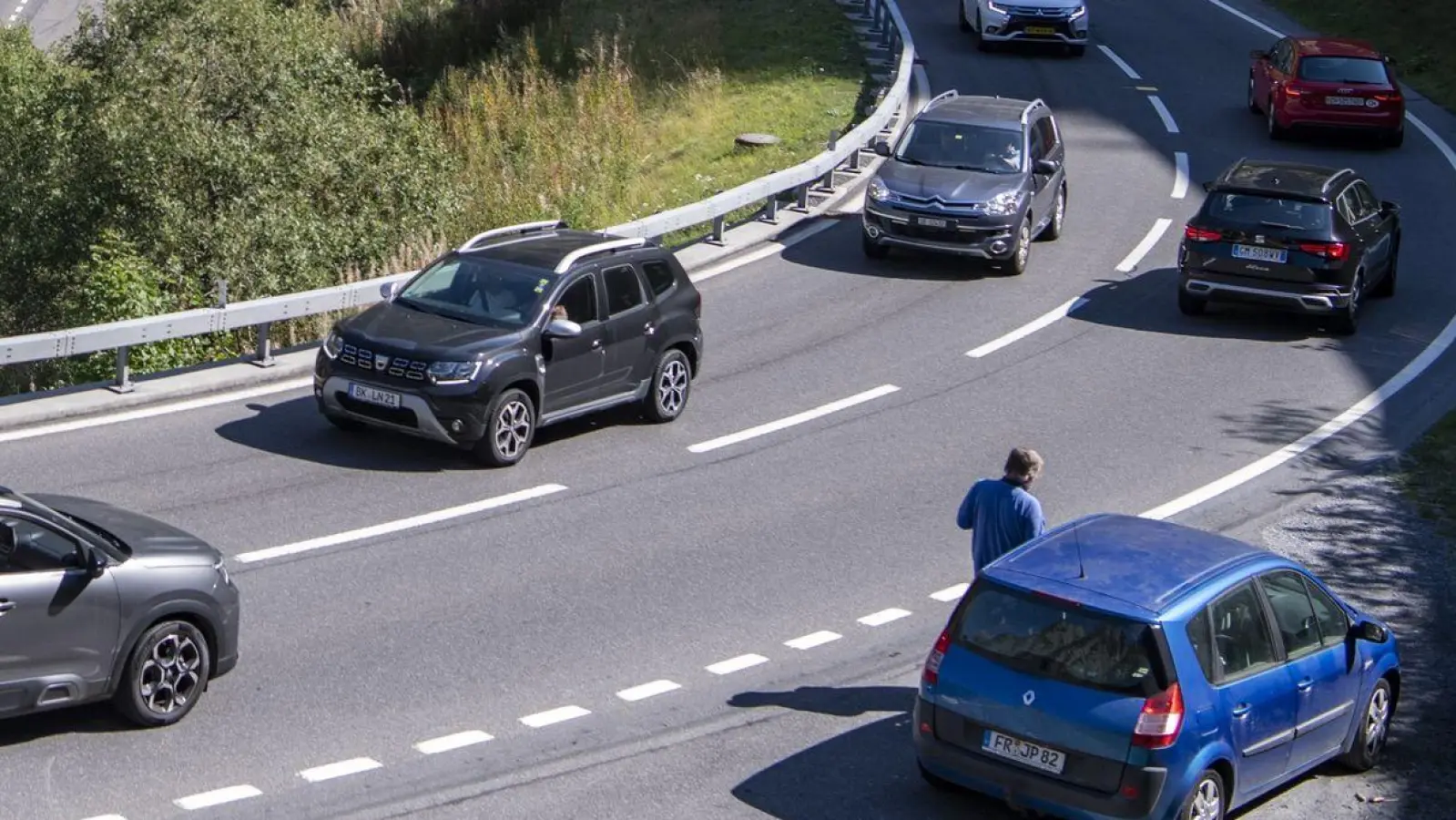 Straßenverkehr in der Nähe des Gotthard-Straßentunnels in der Schweiz. Der neue Polizeivertrag regelt die grenzüberschreitende Zusammenarbeit auch bei der Verfolgung von Straßenverkehrsverstößen. (Foto: Urs Flueeler/KEYSTONE/dpa)