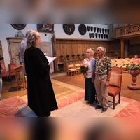 Pfarrerin Dörthe Knoch segnet das Paar Pamela Maerker und Patrice Caduc aus Frankreich in der Schwanenritterkapelle. (Foto: Philipp Warausch)
