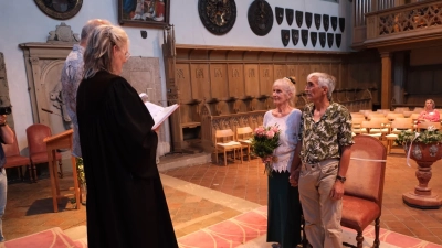 Pfarrerin Dörthe Knoch segnet das Paar Pamela Maerker und Patrice Caduc aus Frankreich in der Schwanenritterkapelle. (Foto: Philipp Warausch)