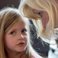 Kinder testen Grenzen: Für Eltern ist das oft nicht einfach – trotzdem hilft es, nicht zu verhandeln, nur weil „alle anderen“ als Beispiele genannt werden. (Foto: Christin Klose/dpa-tmn)